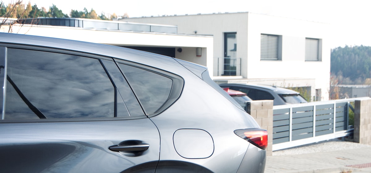 Auto zaparkované pred moderným rodinným domom